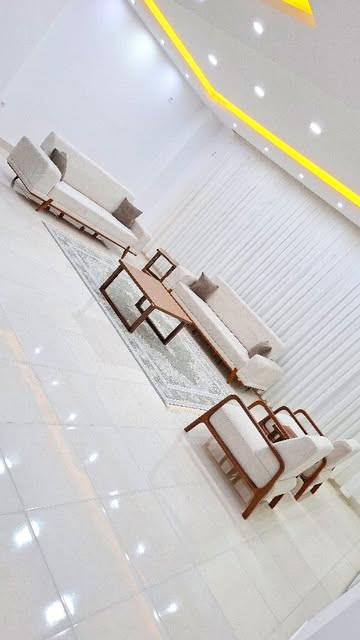 مبل مینیمال آیلا هشت نفره و تختخواب شو رنگ کرم روشن